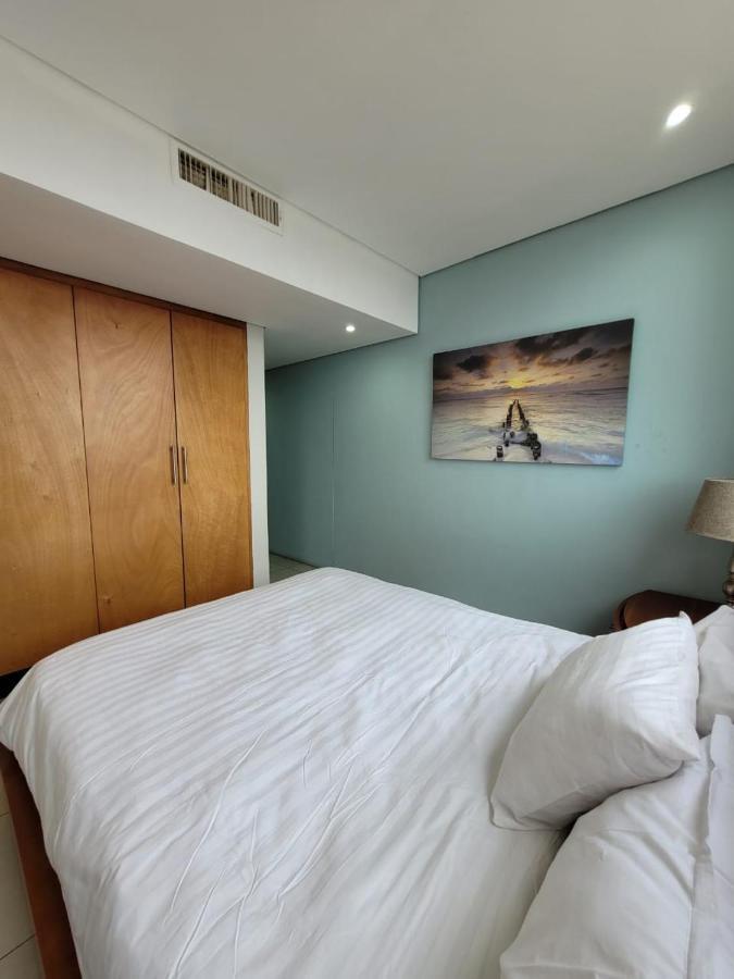 Front - Exquisite 6 Sleeper With Ocean Views Apartment